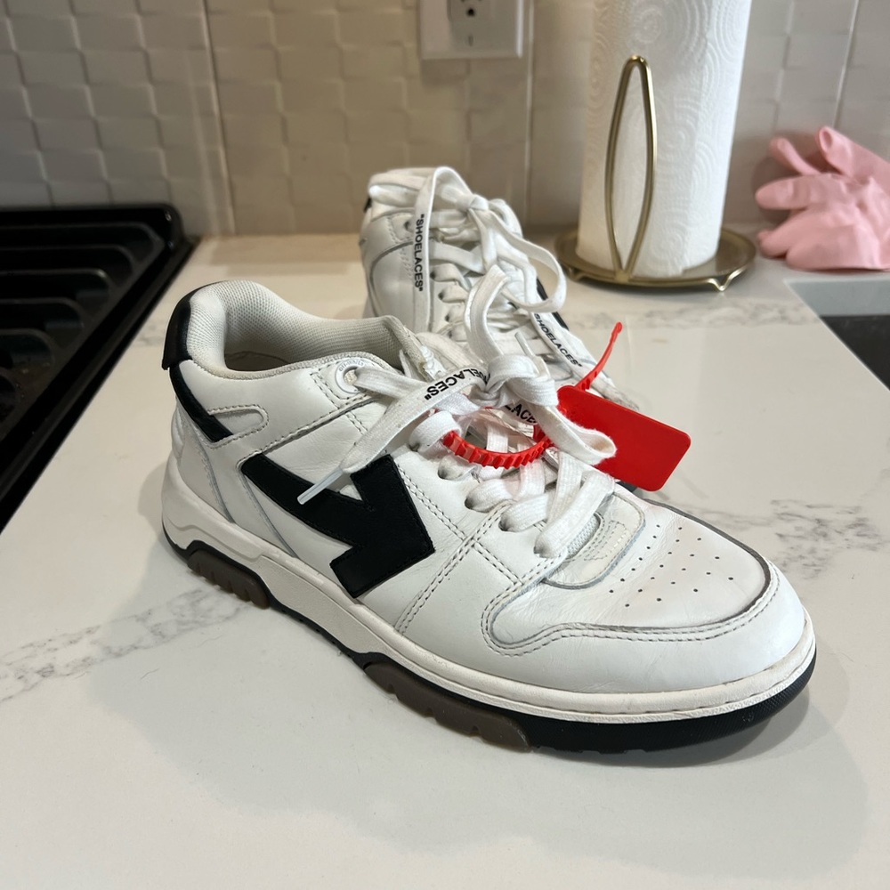 Off-White White Black Low-Top Sneakers with Red Tag